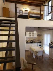 a kitchen and dining room with a loft bed at Complejo Nogales in Tunuyán