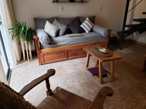 ein Wohnzimmer mit einem Sofa und einem Tisch in der Unterkunft Complejo Nogales in Tunuyán