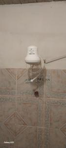 een witte lamp op de vloer in een kamer bij Redario BOTOS DE ALTER in Alter do Chao