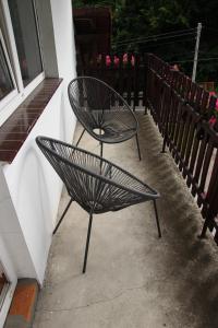 un par de sillas de metal sentadas al lado de un edificio en Apartamenty AGAT, en Pieszyce