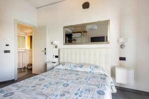 Rúm í herbergi á ALBERTA Rooms Manarola