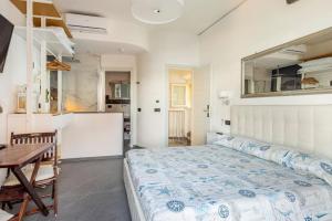 Rúm í herbergi á ALBERTA Rooms Manarola