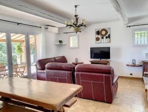 uma sala de estar com um sofá e uma mesa em Villa sainte maxime golfe de Saint Tropez em Sainte-Maxime