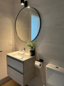 La salle de bains est pourvue d'un lavabo, d'un miroir et de toilettes. dans l'établissement Puerta de Comillas - El Mirador de Canales, à Canales