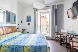 Rúm í herbergi á ALBERTA Rooms Manarola