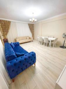 - un salon avec un canapé bleu et une table dans l'établissement شقه حديثه 2023 مناسبه للعائلات, à Istanbul