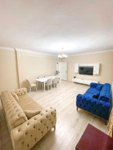 - un salon avec un canapé bleu et une table dans l'établissement شقه حديثه 2023 مناسبه للعائلات, à Istanbul