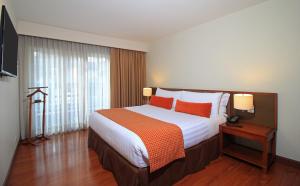 Hotel Windsor House Inn By GEH Suites客房内的一张或多张床位