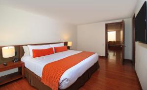 Hotel Windsor House Inn By GEH Suites客房内的一张或多张床位