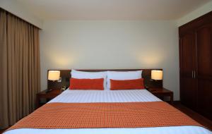 Hotel Windsor House Inn By GEH Suites客房内的一张或多张床位