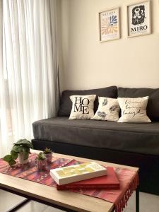 sala de estar con sofá y mesa con libro en Hermoso departamento a estrenar - Dolar Oficial en Godoy Cruz