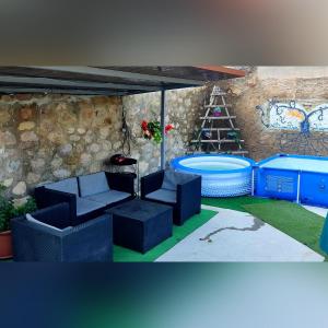 sala de estar con sofá y piscina en Casa Terzia Islallana 350m2 A 10 min de Logroño, en Islallana
