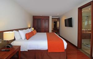 Hotel Windsor House Inn By GEH Suites客房内的一张或多张床位