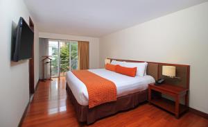 Hotel Windsor House Inn By GEH Suites客房内的一张或多张床位