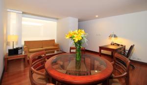 Hotel Windsor House Inn By GEH Suites的休息区