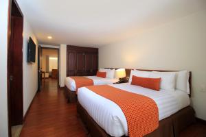 Hotel Windsor House Inn By GEH Suites客房内的一张或多张床位