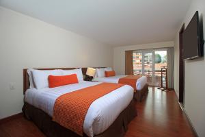 Hotel Windsor House Inn By GEH Suites客房内的一张或多张床位