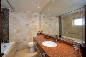 Hotel Windsor House Inn By GEH Suites的一间浴室