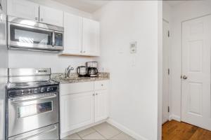A cozinha ou cozinha compacta de Well-located S Boston 1BR on E Broadway BOS-473