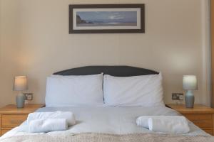 a bedroom with a bed with two towels on it at 56 Meadow View in Woolacombe