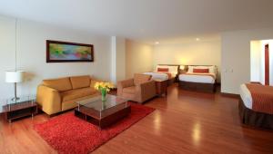 Hotel Windsor House Inn By GEH Suites客房内的一张或多张床位