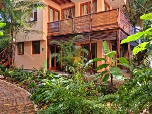 een huis met een bakstenen pad ervoor bij Boulevard 251 Riverside Apartments in Iquitos