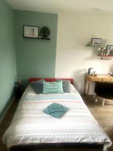 een slaapkamer met een bed in een kamer met een bureau bij Logement près des vignes in Crozes-Hermitage