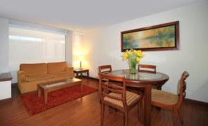 Hotel Windsor House Inn By GEH Suites的休息区