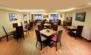 Hotel Windsor House Inn By GEH Suites的休息区