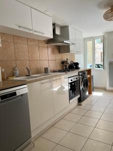 Kuchyň nebo kuchyňský kout v ubytování Maison Emile - Coeur du village - 8 personnes - Clim - Superbe literie