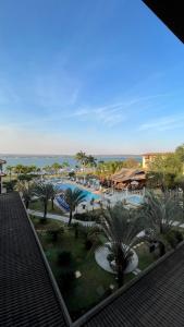 Blick auf ein Resort mit Pool und Palmen in der Unterkunft Life Resort - Brasília in Brasilia