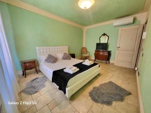 um quarto com uma cama e uma televisão em Queen House em Montopoli in Val dʼArno
