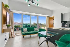 sala de estar con sofá verde y mesa en Central Suites Tower, en Santo Domingo