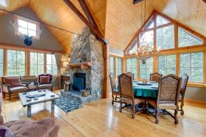 sala de estar con mesa y chimenea de piedra en Idaho Springs Home with Amazing Mountain Views!, en Idaho Springs