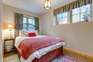 1 dormitorio con 1 cama con manta roja y 2 ventanas en Idaho Springs Home with Amazing Mountain Views!, en Idaho Springs