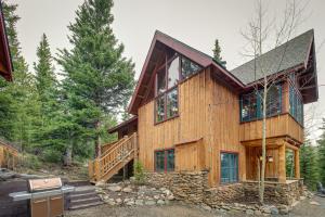 Casa de madera grande con fachada de piedra en Idaho Springs Home with Amazing Mountain Views!, en Idaho Springs