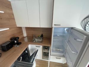een keuken met een lege koelkast en een wastafel bij Swan Stay Property 17 in Wenen