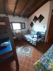 Zimmer mit 2 Etagenbetten und einem Tisch in der Unterkunft Casa Frida in Solanas