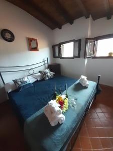 - une chambre avec un lit bleu orné de fleurs dans l'établissement Casa Frida, à Solanas