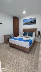 una camera con un grande letto di Finca Hotel Zona Franca a Rionegro