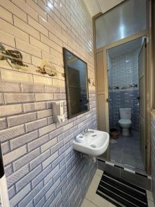 Kylpyhuone majoituspaikassa hôtel Bahnini