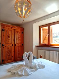 a swan made out of white sheets on a bed at Ca' di Aroha in Musignano +2 photos
