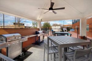 - une cuisine avec une table, un grill, une table et des chaises dans l'établissement Candlewood Suites Columbia-Fort Jackson, an IHG Hotel, à Columbia