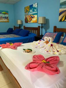 Las Lajas Beach Resort في لاس لاخاس: غرفة نوم بسريرين عليها مناشف