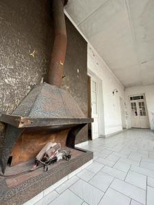 una habitación vacía con fogones en un edificio en Winehouse en Mendoza
