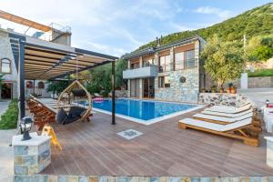 un patio trasero con piscina y una casa en Apart & Spa Beganovic, en Dobra Voda