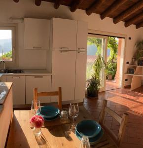 eine Küche und ein Esszimmer mit einem Tisch und Stühlen in der Unterkunft Island Sunset House in Sulzano
