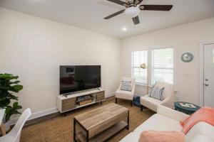 Una sala de estar con un sofá y un televisor. en Chic Thomasville Home Walk to Downtown!, en Thomasville