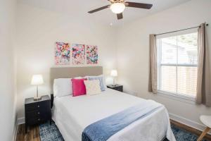 Un dormitorio con una cama y un ventilador de techo. en Chic Thomasville Home Walk to Downtown!, en Thomasville