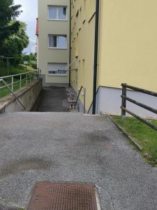 una escalera que conduce a un edificio amarillo en Latic, en Liezen